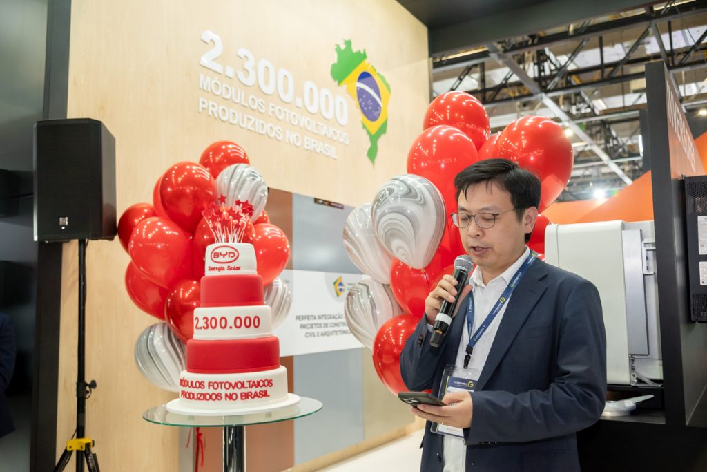 Tyler Li, president of BYD Brazil, celebrating the milestone of 2,300,000 photovoltaic modules produced in Brazil