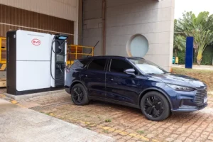 Carro em carragamento